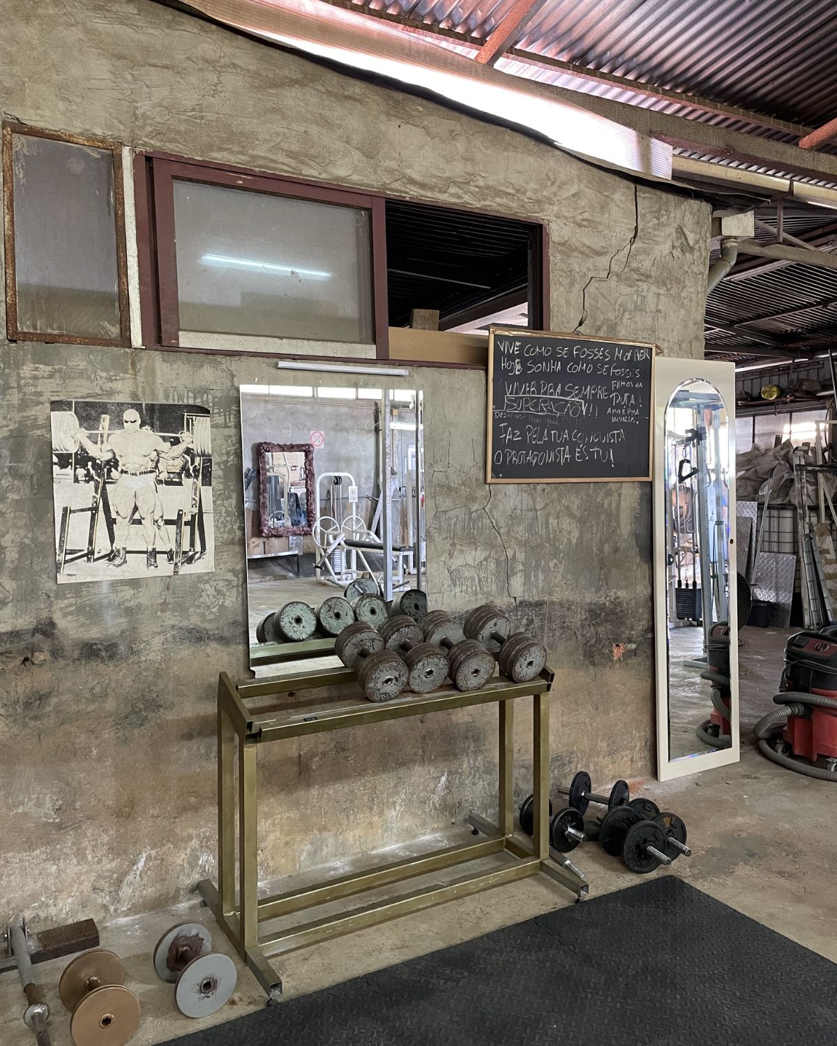 Old school bodybuilding no Cave Man Gym
