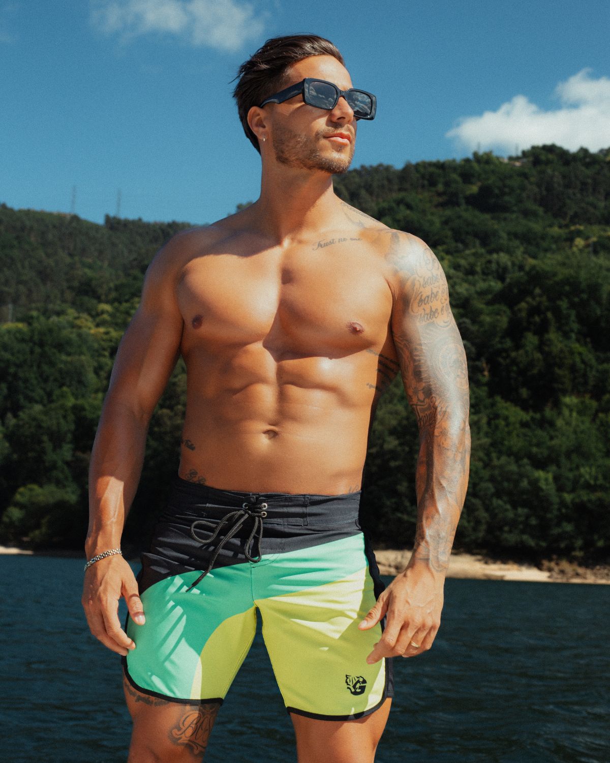 Boardshorts com tecido técnico elástico e secagem rápida