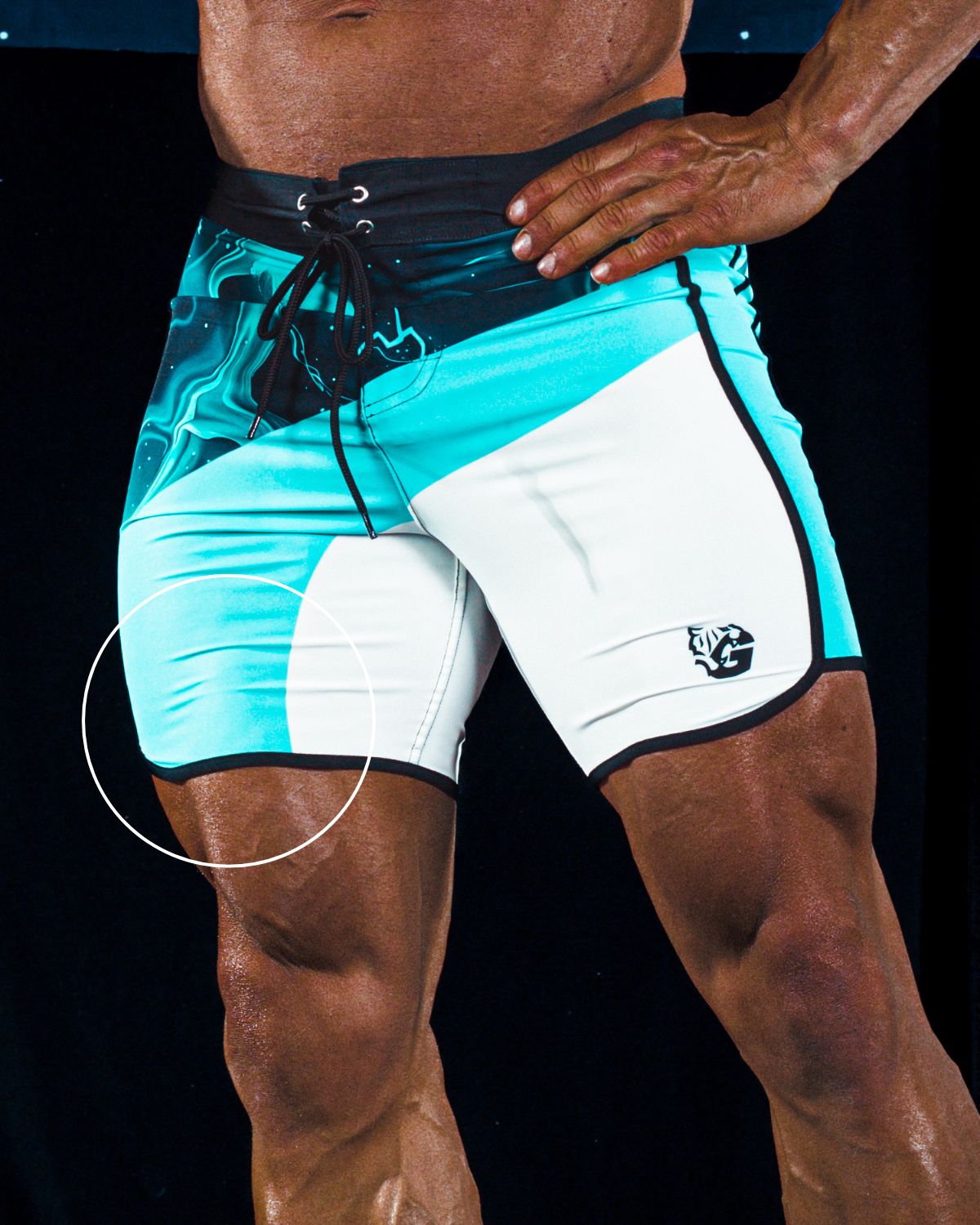 Tecido técnico elástico dos boardshorts Men’s Physique