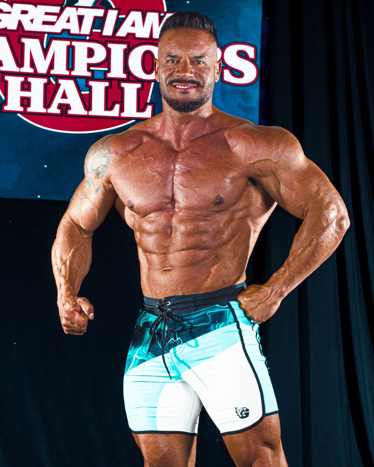Calções Men’s Physique claros para criar contraste em palco