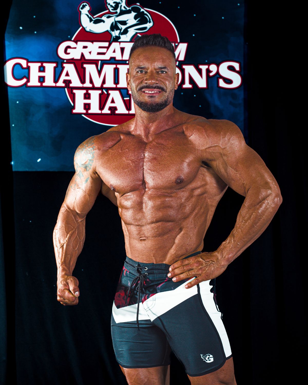 Calções Men’s Physique escuros para contraste com o tom de pele