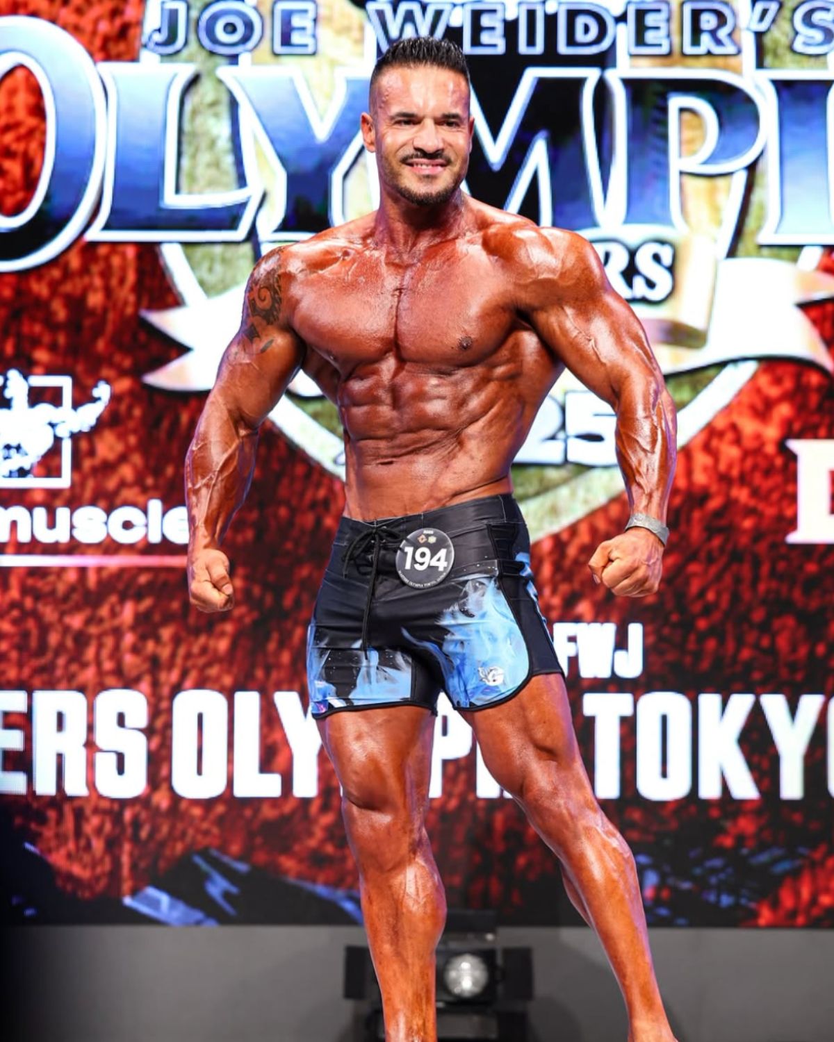 Nélson Rodrigues com boardshorts Great I Am no Olympia Masters 2025